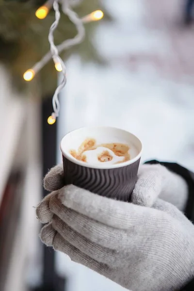 Hände Fäustlingen Halten Eine Heiße Tasse Kaffee Coffee Winter — Stockfoto