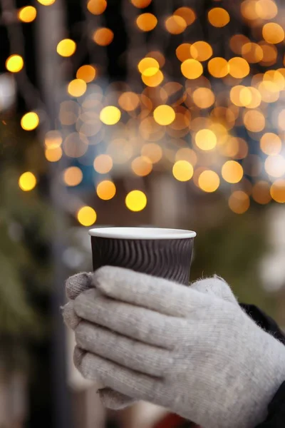 Eldivenli Eller Sıcak Bir Fincan Kahve Tutar Kışın Kahve — Stok fotoğraf
