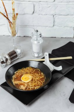 Tavuk ve yumurtalı erişte kasesi, Japon yemeği. Çin yemeği. Tayland mutfağı. Asya Fast food.