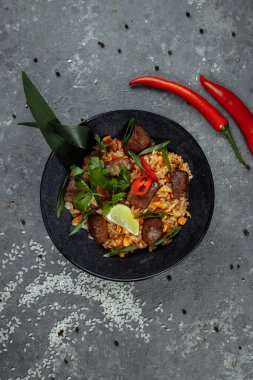 Gri desenli arka planda sığır eti ve sebzeli kızarmış pirinç..