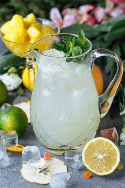 Yaz taze soğuk içecek içecekleri. Buzlu limonata, limon ve portakal. Açık havada da nane şekeri. Sürahide portakal limonatası.