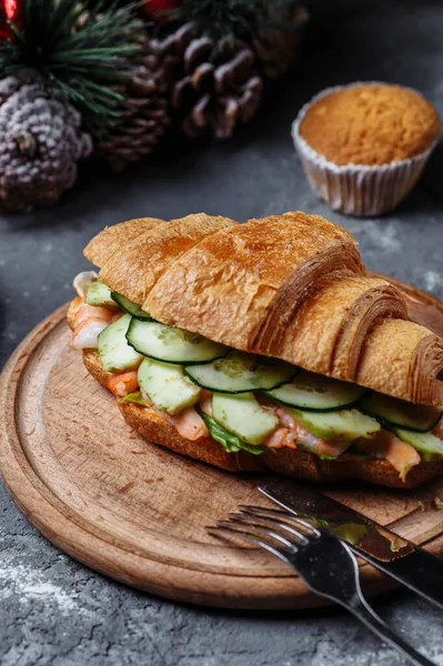 Colazione di Capodanno con croissant. Croissant di Capodanno con gamberetti. Nuovo anno e concetto di Natale — Foto Stock