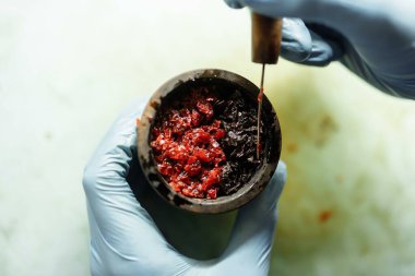 Bir kase nargile tütünle doldurulur. Sigara ve eğlence için farklı lezzetlerle harmanlanır.