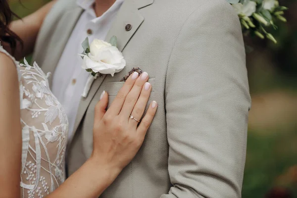 Boutonniere dengan mawar di latar belakang jaket pengantin pria — Stok Foto