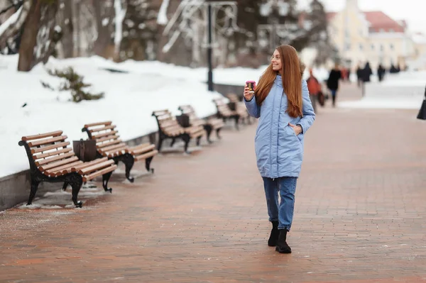 Jeune Femme Promène Dans Parc Hiver Avec Café Parc Hiver — Photo