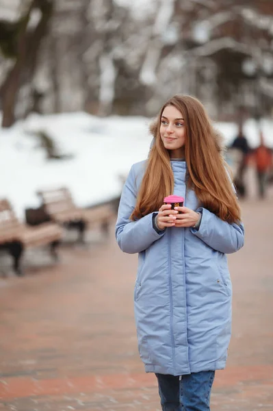 Genç Bir Kadın Elinde Kahveyle Kış Parkında Yürüyor Karda Kış — Stok fotoğraf