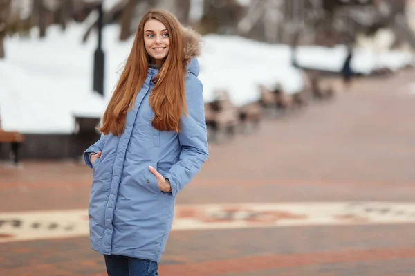 Mladá Žena Prochází Zimním Parku Zimní Park Sněhu Oblečení Reklamní — Stock fotografie