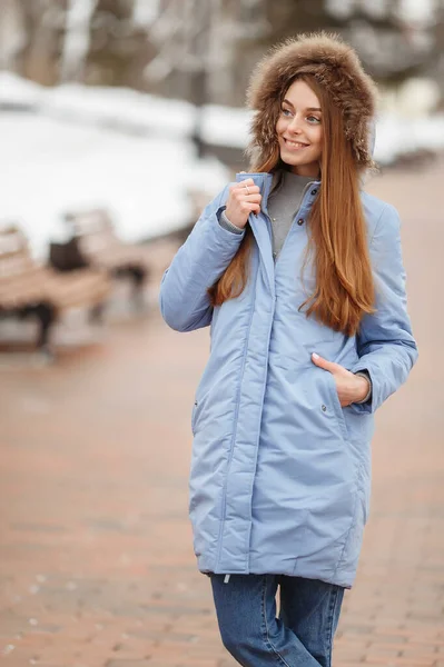 Jonge Vrouw Loopt Het Winterpark Winterpark Sneeuw Fotoconcept Voor Kledingreclame — Stockfoto