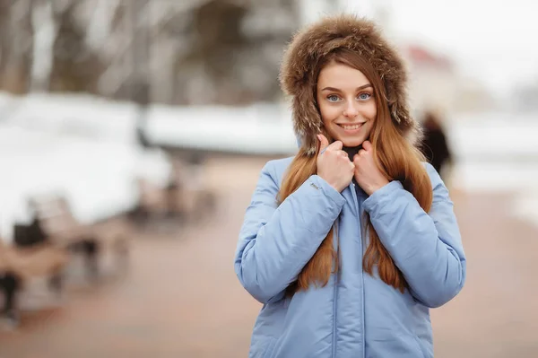 Jonge Vrouw Loopt Het Winterpark Winterpark Sneeuw Fotoconcept Voor Kledingreclame — Stockfoto