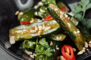 Susam tohumlu salatalık salatası, şeker, kırmızı ve siyah biber, zeytinyağı.