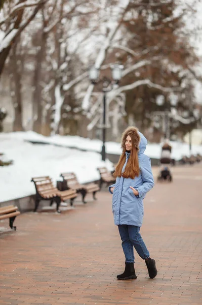 Jovem Estão Andando Parque Inverno Parque Inverno Neve Vestuário Publicidade — Fotografia de Stock