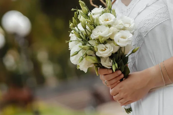 Una Novia Hermoso Vestido Con Tren Sosteniendo Ramo Flores Vegetación —  Fotos de Stock