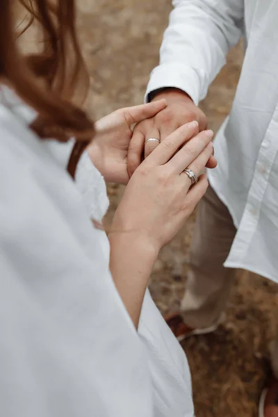 Manos Omanos Recién Casados Con Anillos Boda Ramo Bodas Recién —  Fotos de Stock