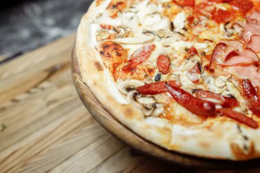 Tahta masa manzaralı pizza. Fast food. Sosyal medya blogu. Fotokopi alanı. Pizza hazır..