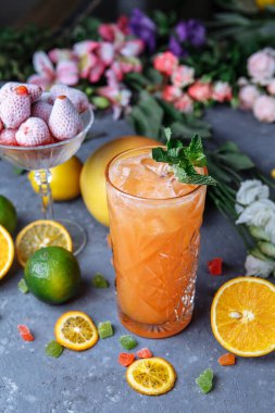 Yaz taze soğuk içecek içecekleri. Buzlu limonata, limon ve portakal. Açık havada da nane şekeri. Bardakta portakallı limonata.