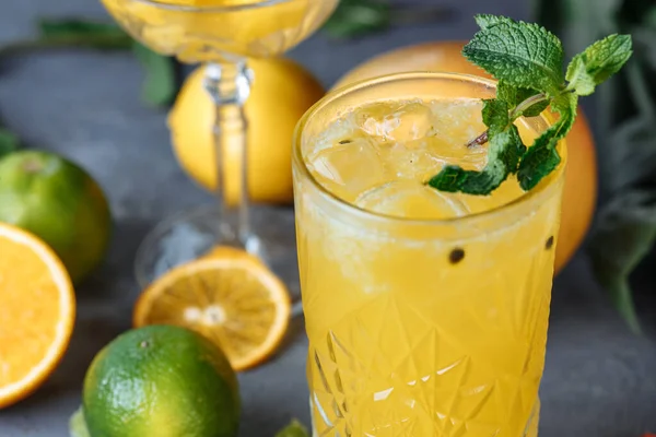 Sommar Färska Kalla Drycker Lemonad Kannan Och Citroner Och Apelsin — Stockfoto