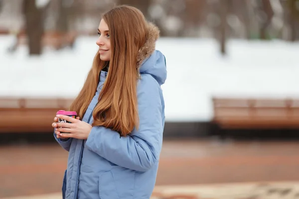 Jovem Mulher Caminha Parque Inverno Com Café Parque Inverno Neve — Fotografia de Stock