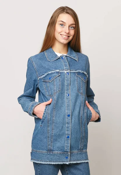 Jovem Mulher Traje Jeans Fundo Branco Conceito Foto Publicitária Para — Fotografia de Stock