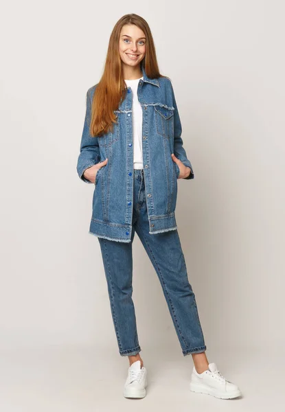 Jonge Vrouw Denim Pak Een Witte Achtergrond Concept Van Reclamefoto — Stockfoto