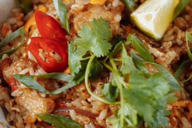 Tavuk ve sebzeli Tayland pilavı. yazıtlar için yer.