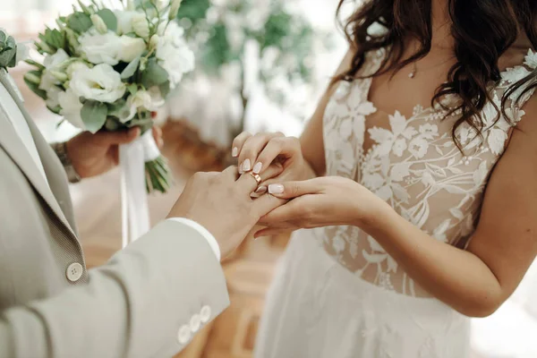 Tangan Dari Pengantin Baru Dengan Cincin Kawin Dan Bouquetf Pernikahan — Stok Foto