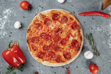 İnce dilimlenmiş pepperoni, Amerikan usulü pizzaların popüler bir pizzasıdır..