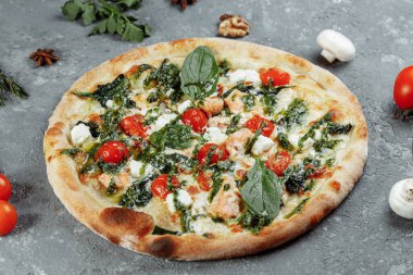 Somon ve peynirli gerçek İtalyan pizzası..