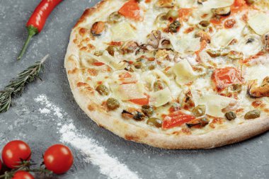 Deniz mahsullü pizza. Mozzarella, karides, ahtapot, mürekkep balığı midyesi ve diğer deniz ürünleriyle pizza.