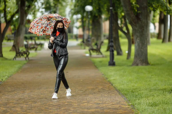 Zamaskowana Dziewczyna Idzie Ulicą Dziewczyna Masce Ochronnej Spaceruje Parku Parasolem — Zdjęcie stockowe