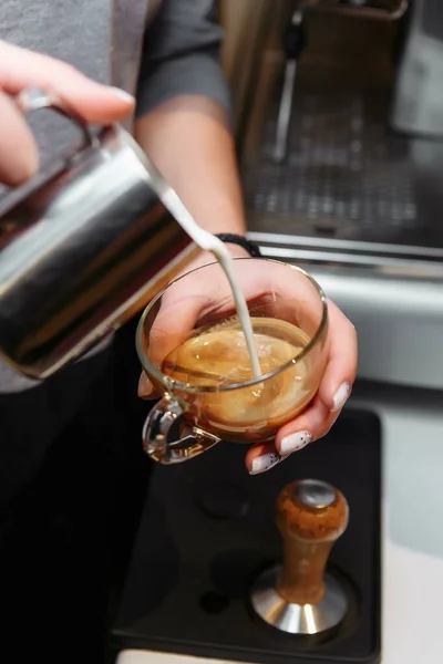 Closeup Barista Derramando Leite Cappuccino Arte Latte — Fotografia de Stock