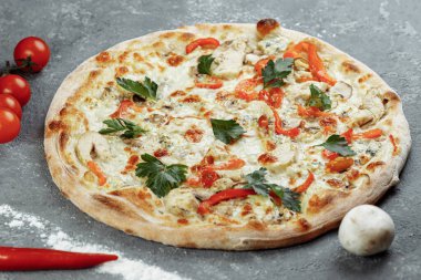 Domatesli tavuk mavisi pizza, mozzarella ve gri arka planda Dor Blue peyniri..