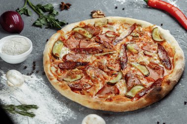 Dilimlenmiş Pepperoni Pizza, beyaz arka planda izole edilmiş.