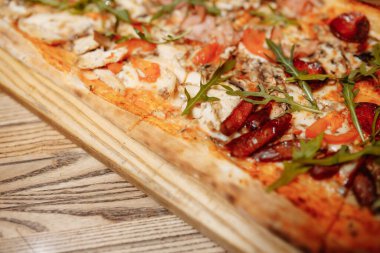 Tahta masa manzaralı pizza. Fast food. Sosyal medya blogu. Fotokopi alanı. Pizza hazır..