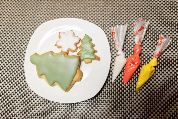 Panadería Navidad Amigos Decorando Galletas Jengibre Recién Horneadas Con Hielo — Foto de Stock