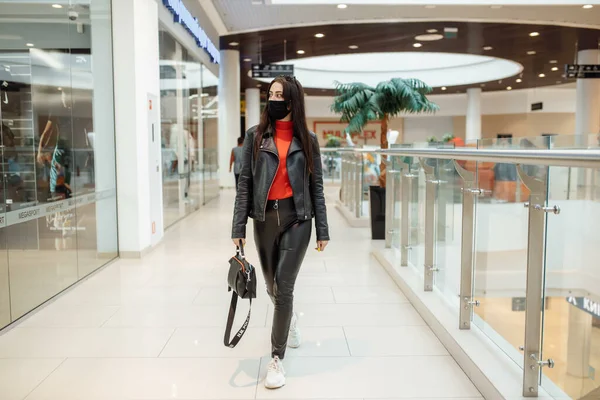 Une Fille Avec Masque Noir Médical Marche Long Centre Commercial — Photo