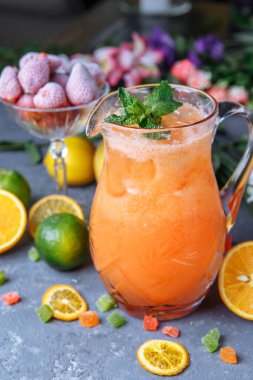 Yaz taze soğuk içecek içecekleri. Buzlu limonata, limon ve portakal. Açık havada da nane şekeri. Bardakta portakallı limonata.