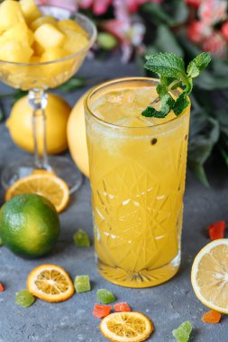 Yaz taze soğuk içecek içecekleri. Buzlu limonata, limon ve portakal. Açık havada da nane şekeri. Bardakta portakallı limonata.