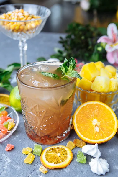 Kall Uppfriskande Ananas Cocktail Med Lime Och Mint För Varm — Stockfoto