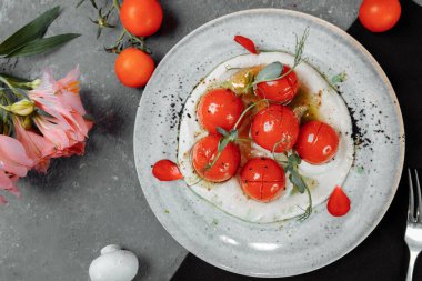 Tabakta soya peynirli domatesler. yazıtlar için yer.