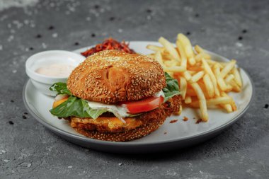 Taze ve kızarmış balık burger ve sebze..