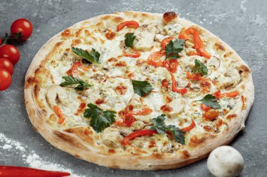 Domatesli tavuk mavisi pizza, mozzarella ve gri arka planda Dor Blue peyniri..
