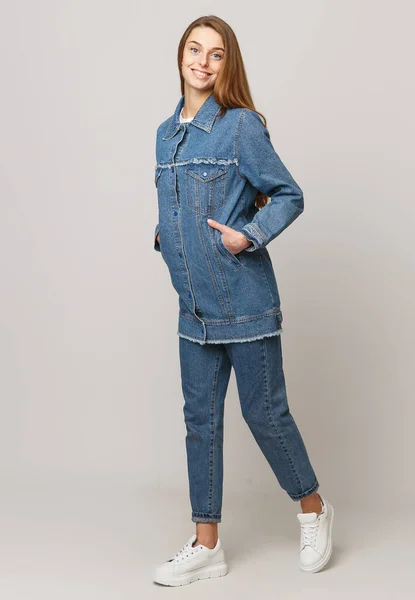 Ung Kvinna Denim Kostym Vit Bakgrund Konceptet Reklam Foto För — Stockfoto