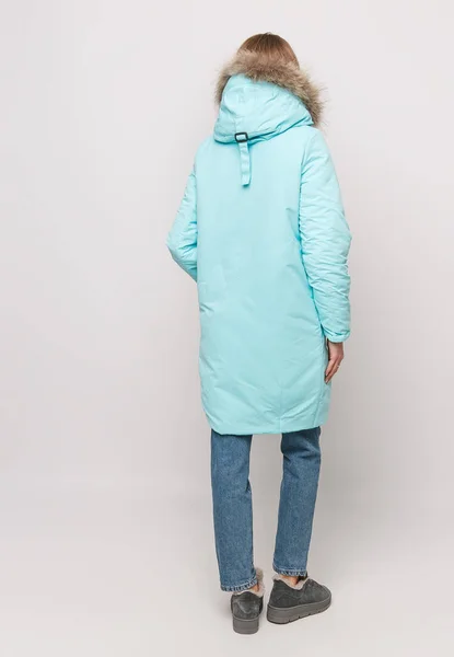 Jong Meisje Een Turquoise Winterjasje Een Witte Achtergrond Winterkleding Reclame — Stockfoto
