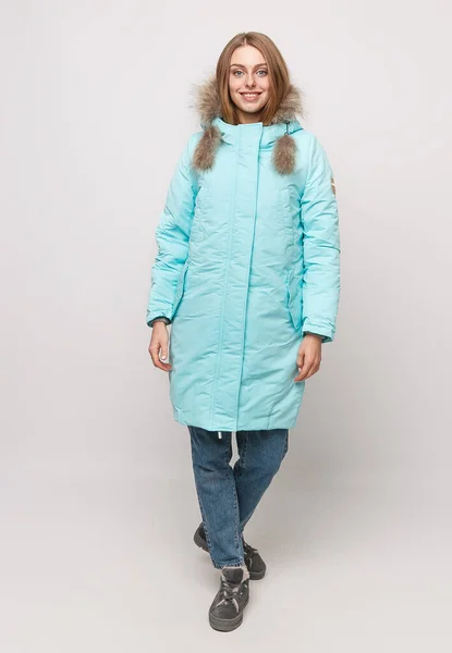 Menina Jovem Uma Jaqueta Inverno Azul Turquesa Fundo Branco Vestuário — Fotografia de Stock