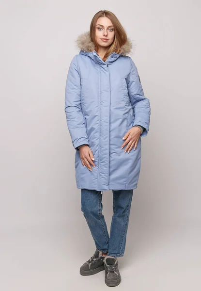Menina Jovem Uma Jaqueta Inverno Azul Turquesa Fundo Branco Vestuário — Fotografia de Stock