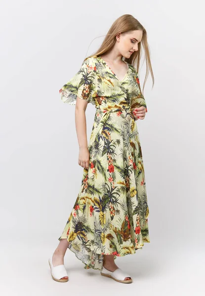 여름옷을 배경을 소녀의 전신이다 상점에 네트워크와 배너를 콘텐츠 — 스톡 사진