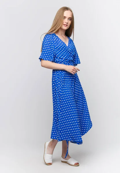 Longitud Completa Una Mujer Joven Elegante Vestido Verano Azul Claro —  Fotos de Stock
