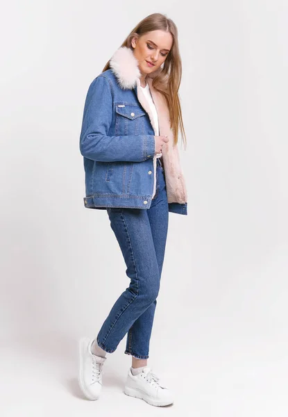 Ung Kvinna Jeansdräkt Med Pälskrage Vit Bakgrund Begreppet Reklam För — Stockfoto