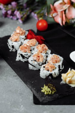 Felix, wasabi soslu ve siyah tahtada zencefil turşusuyla yuvarlanıyor..