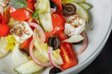 Geleneksel Yunan salatası taze sebze, peynir ve zeytinli. Üst Manzara. Seçici odak.